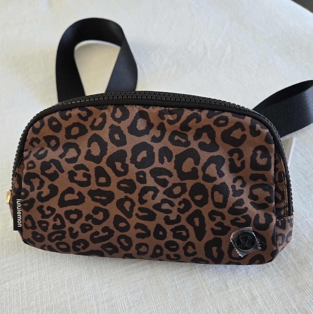 lululemon • Leopard Print Crossbody Pouch - Brown & Black